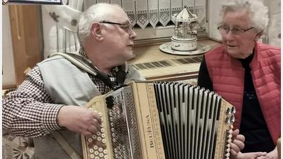 Bild: Freunde der Steirischen Harmonika/exb
Helmut Jilg aus Oberkotzau mit seiner Harmonika und Betty Zeitelhack, selbst Musikantin aus Bernstein, beim Erfahrungsaustausch.