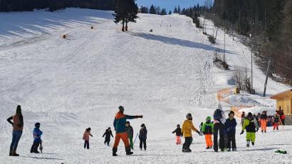 Bild: gis
Am Vormittag genossen vor allem Schülerinnen und Schüler, wie hier die Grundschulklassen von Fichtelberg und Mehlmeisel, das winterliche Ambiente am Klausenlift.