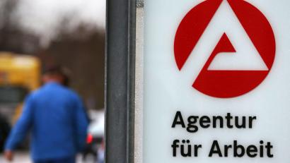 Symbolbild: Bernd Wüstneck
Rund 80 Personen mussten im Februar 2023 nach dem Verlust ihres Jobs den Gang zur Agentur für Arbeit in Sulzbach-Rosenberg antreten. Im Gegenzug nahmen rund 90 Menschen eine Erwerbstätigkeit auf.