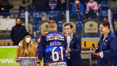 Archivbild: Werner Moller
Die Blue Devils Weiden werden am Sonntag zum zweiten Mal in Folge als Meister der Oberliga Süd geehrt. 2022 überreichte DEB-Generalsekretär Claus Gröbner den Meisterpokal an den letztjährigen Kapitän Chad Bassen.