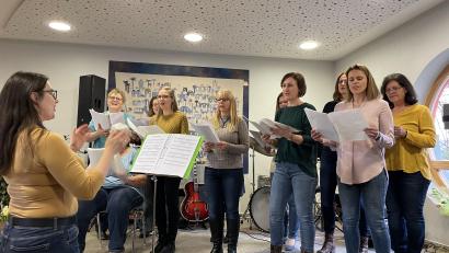 Bild: sei
Seinen ersten größeren Auftritt meisterte der Frauensingkreis unter Leitung von Susanne Stark und Susanne Hausmann am Sonntag.