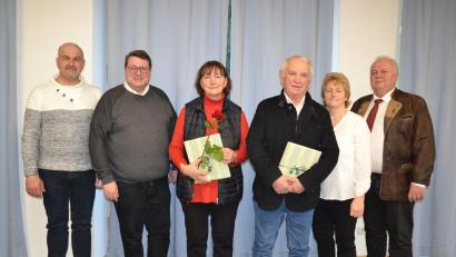 Bild: gi
Pfarrsekretärin Maria Beugler und Mesner Hans Klug (Mitte) werden beim Pfarrfamilien-Nachmittag von Pfarrer Udo Klösel (Zweiter von links), Kirchenpfleger Franz Sturm (links) sowie Diakon Herbert Sturm und PGR-Sprecherin Elisabeth Völkl (von rechts) verabschiedet.