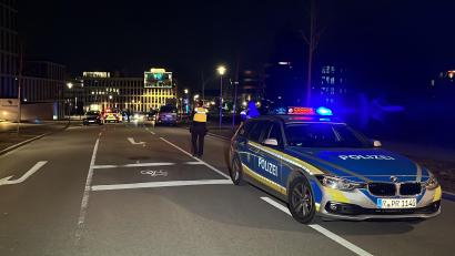 Bild: Tiedemann/vifogra/dpa
Der Bereich um das Fahrzeug eines Rasers, der sich einer Polizeikontrolle entziehen wollte, ist in Regensburg weiträumig von der Polizei abgesperrt.