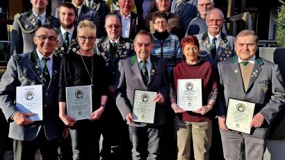 Bild: R. Kreuzer
Die Geehrten der Schützengesellschaft Freiheit Neunkirchen mit (vordere Reihe, von links) Albert Riedl, Cornelia Frischholz, Georg Weidner, Heidi Riedl und Hans Jürgen Weidner. In der 2. Reihe (Zweiter von links) der neue Schützenmeister Stefan Poß. Er folgt auf Albert Riedl, der nach 45 Jahren das Amt abgibt.
