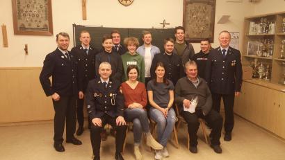 Bild: Bernhard Ernstberger/exb
Die geehrten, beförderten und neu aufgenommenen Mitglieder der Feuerwehr Münchenreuth zusammen mit Kommandant Klaus Grötsch (sitzend, links) und Vorsitzendem Berthold Ernstberger (stehend, rechts). Rechts sitzend Josef Eckert, der nach 40 Jahren aus dem aktiven Dienst verabschiedet wurde.