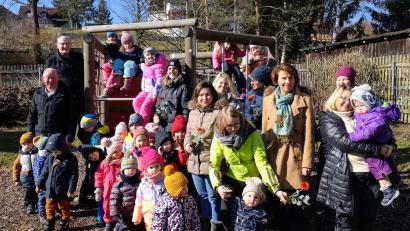 Bild: Birgit Singer-Grimm/exb
Die Kinder und Mitarbeiterinnen des Kindergartens St. Nikolaus in Theuern mit den Bürgermeistern Roland Strehl, Birgit Singer-Grimm und Hubert Blödt sowie Kita-Leiterin. Claudia Reinisch.