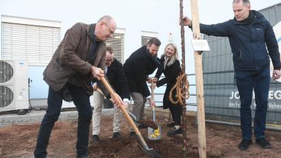 Bild: Gabi Schönberger
Hans-Wolfgang Schultis, Moritz Hinze, Dominic Oppowa, Isabella Hackl und Synlab-Technikchef Jürgen Söllheim pflanzen eine Zierkirsche zu Ehren Helmut Hofmeisters.
