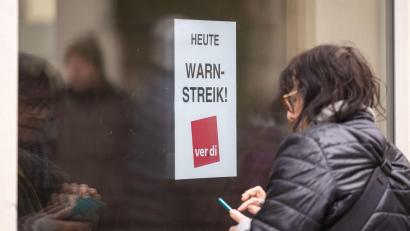 Symbolbild: Marijan Murat
Wer am Freitag darauf hofft, dass der Bus bald kommt, der kann vermutlich noch etwas länger warten.
