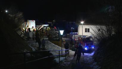 Bild: Christoph Schlüsslmayr/BFV Liezen/APA/dpa
Rettungskräfte der Feuerwehr sind am Unglücksort im Einsatz. Ein Reisebus aus Niederbayern ist auf der Rohrmooser Landstraße L722 in Richtung Schladming in der sog. "Schlösselkehre" über eine Böschung gestürzt.