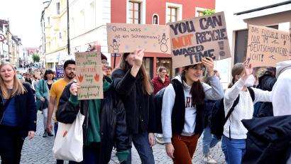 Archivbild: Stephan Huber
"Das Futur II gibt es nur im Deutschunterricht" oder "Oma, was ist ein Schneemann?"- mit kreativen Plakaten zogen die zumeist jungen Menschen zuletzt im September 2022 anlässlich des globalen Klimastreiks durch Ambergs Straßen. Am Freitag, 3. März, geht es erneut los: um 14.30 Uhr am Malteser.