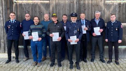 Bild: Schießl/exb
In der Jahreshauptversammlung wurden Mitglieder für 40-jährige Treue zur Feuerwehr Wagnern geehrt. Rechts im Bild der neue Vorsitzende Josef Hutzler.