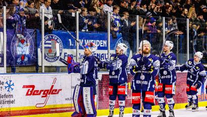 Bild: Werner Moller
Die Spieler der Blue Devils Weiden bedankten sich nach dem Passau-Spiel bei den Fans für die bisherige Unterstützung.