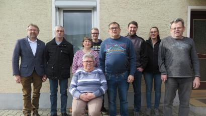Bild: jzk
Zweiter Bürgermeister Hermann Schraml, Schwiegersohn Josef Wöhrl , Tochter Petra Wöhrl, Enkel Andreas, Sohn Michael, Enkel Michael mit Freundin Christina und Sohn Hans (von links) gratulierten Margarete Prieschenk-Busch zu ihrem 80. Geburtstag.