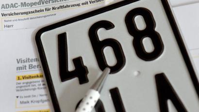 Archivbild: Arno Burgi
Seit 1. März sind nur noch die neuen schwarzen Versicherungskennzeichen gültig. Darauf macht die Polizei Amberg aufmerksam.