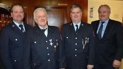 Bild: jr
Jahrzehntelange Mitglieder würdigte die Feuerwehr Leonberg bei der Jahresversammlung. Anwesend war von den Geehrten aber nur Johann Lippert (Zweiter von links). Dank sagten Vorsitzender Bernhard Lindner (links), Bürgermeister Johann Burger (rechts) und Kommandant Thomas Lindner.
