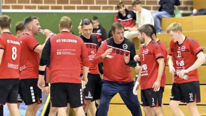 Archivbild: Hubert Ziegler
Engagiert wie immer: Trainer Christian Rohrbach (Mitte) vom HC Sulzbach-Rosenberg stellt seine Mannschaft auf das Spiel ein.