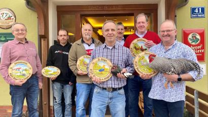 Bild: glb
Gruppenbild mit Siegertieren (von links): Taubenzuchtwart Oswald Pilhofer, Florian Maderer, Karlheinz Meixner, Bürgermeister Reiner Pickel, Vereinsvorsitzender Fabian Bräutigam, vorne mit ihren Siegern Gerd Polster (Tauben) und Robert Pilhofer (Hühner).