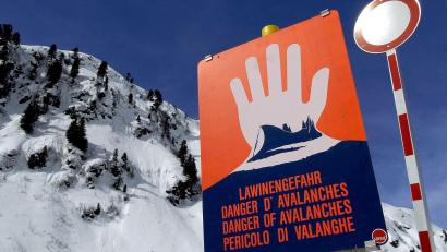 Symbolbild: Barbara Gindl/APA/dpa
Drei Männer aus Bayern sind bei dem Lawinenabgang in Kanada ums Leben gekommen.