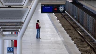 Bild: Sven Hoppe/dpa
Eine Frau wartet an einer U-Bahn-Haltestelle.