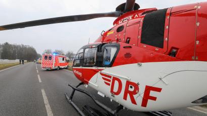 Bild: Thomas Warnack
28 Menschen, darunter 26 Jugendliche, sind bei einem Zusammenstoß zwischen einem Lastwagen und einem Bus im baden-württembergischen Biberach verletzt worden.