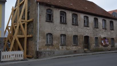 Bild: fla
Die vom Landesamt für Denkmalpflege geforderte Abstützung der Giebelseite wurde angebracht. Bei der Planung wurde beschlossen den Schriftzug "Gaststätte u. Metzgerei Georg Striegl" am Gebäude zu belassen.