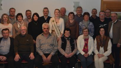 Bild: dob
Vorsitzender Andreas Ogarek und Kreisvorsitzender Albert Nickl zeichneten zahlreiche Mitglieder für ihre Treue oder engagierte Mitarbeit aus. Josef Scherer (sitzend, Dritter von links) leitete den Verein 25 Jahre und wurde deshalb mit Gold ausgezeichnet. Auch Holunderkönigin Monika Bernhard (Mitte) und Kreisgartenfachberaterin Maria Treiber waren bei dem Ehrenabend anwesend.