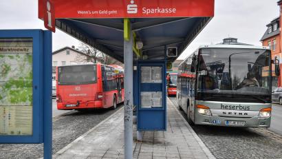 Bild: Florian Miedl/fph
Vom Bahnhof Marktredwitz fahren Züge und Busse in alle Himmelsrichtungen. Bald halten dort auch die neuen Schnellbusse.