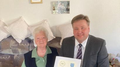 Bild: aun
Bürgermeister Stefan Braun gratuliert Rosa Tuchscherer zum 80. Geburtstag.