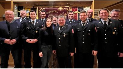 Bild: Annika Sporrer/exb
Jim Sporrer (Fünfter von rechts) tritt als Vorsitzender die Nachfolge von Anton Pösl an. Unser Bild zeigt die neu gewählte Vorstandschaft und Bürgermeister Josef Deichl (links).