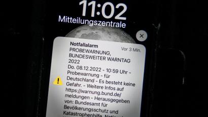 Archivbild: Oliver Berg/dpa
Eine Probewarnung, die über Cell Broadcasting versandt wurde, wird als Push-Nachricht auf einem Smartphone angezeigt.