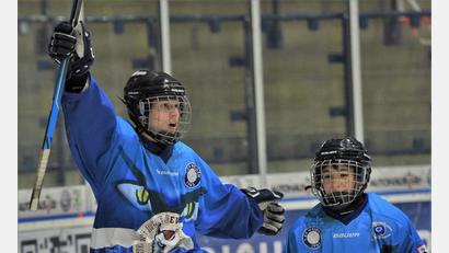 Bild: Büttner, Gerhard
Die U15-Schüler der Blue Devils bejubeln den Derbysieg über den ERSC Amberg.