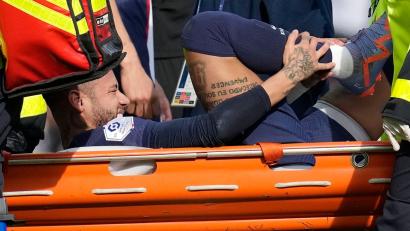 Bild: Christophe Ena/AP/dpa
PSG-Stürmer Neymar muss am Knöchel operiert werden und fällt womöglich für den Rest der Saison aus.