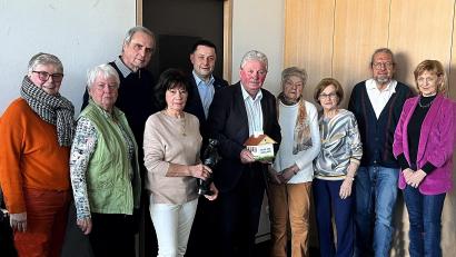 Bild: R. Kreuzer
Bei der Jahreshauptversammlung des Bunds der Berliner und Freunde Berlins in Weiden blickte Vorsitzende Bärbel Strobl (Vierte von links) auf vergangene Aktivitäten zurück. Mit dabei waren auch einige Ehrengäste.