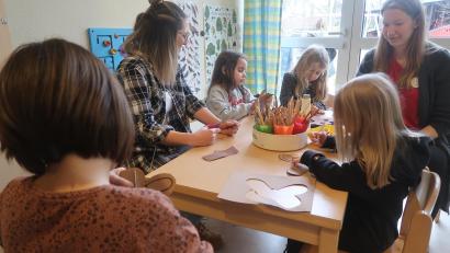 Bild: Kunz
Kinder basteln mit Betreuerinnen Frühlingsmasken.
