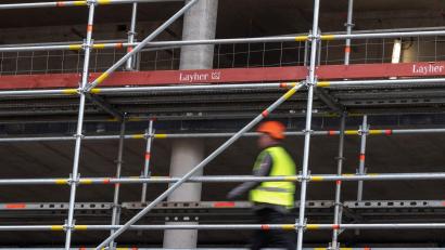 Bild: Sebastian Gollnow/dpa
Mitarbeiter aus dem Baugewerbe melden sich derzeit saisonbedingt arbeitslos. Auch das trägt zum Anstieg der Arbeitslosenzahlen bei.