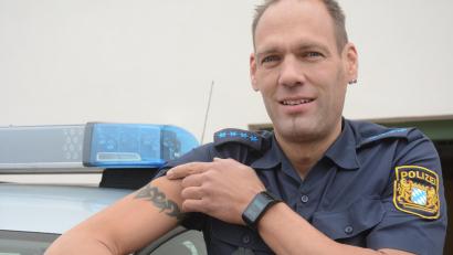 Archivbild: Gabi Schönberger
Polizeihauptmeister Uwe Schmidt (Bild) zeigt, was bisher erlaubt ist – und zieht dann das Hemd wieder über.