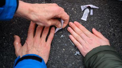 Archivbild: Julian Stratenschulte/dpa
Immer wieder kleben sich Aktivistinnen und Aktivisten der Letzten Generation auf Straßen fest - bisher gab es dafür vor allem Geldstrafen.