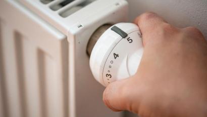 Symbolbild: Fabian Sommer/dpa
Wie heizen wir in Zukunft? Erneuerbare Energien werden dabei eine wichtige Rolle spielen. Wann und wie das umgesetzt wird, ist noch fraglich.