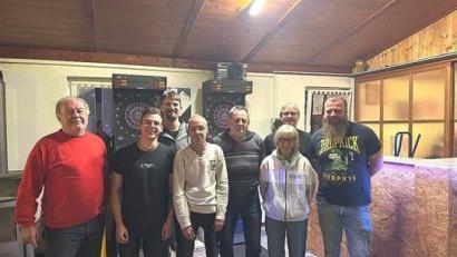 Bild: Einicke/exb
Bei der Neuwahl wurden (von links) Josef Hösl, Fabian Grundler, Andre Wagner, Roland Vetter, Gerhard Kiener, Jutta Kiener, Hubert Fröhler und Michael Zitzler in den Vorstand gewählt.