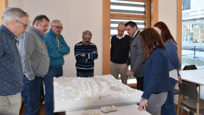 Bild: Stadt Schönsee/exb
Die drei Bürgermeister, Sabrina Zombek und Roland Gelke stellten Landrat Thomas Ebeling und den Vertretern der Bauabteilung das Modell des geplanten Quartiers in der Badergasse vor.