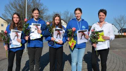 Bild: jr
Das Siegerquartett Lena Gebhard, Angelina Franke, Lea Zwerenz und Fabienne Franke sowie Trainerin Tanja Zeus mit ihren Urkunden.