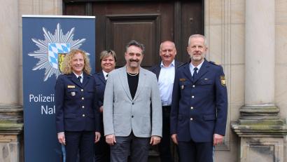 Bild: Polizeipräsidium Oberpfalz/exb
Sabine Roidl (links) übernahm die Leitung der Polizeiinspektion Nabburg von Günther Vierl (Mitte).