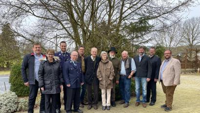 Bild: Gemeinde Kastl bei Kemnath/exb
Leopold Mühlhofer (Sechster von links, mit Ehefrau Irmgard) konnte Glückwünsche von Ludwig Arnold, Manuela Schmiegl, Johannes Bader, Robert Steinkohl, Hubert Mühlhofer, Dr. Wolfgang Schinner, Christian Riedl, Leo Mühlhofer, Andreas Schiedlofsky und Bürgermeister Hans Walter entgegennehmen.