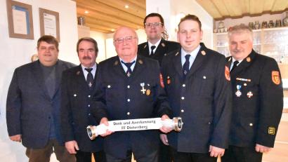 Bild: no
Bürgermeister Dieter Dehling, Vorsitzender Erwin Pirner (von links), Kreisbrandinspektor Hans Sperber, Kommandant Leander Strobel und Kreisbrandmeister Thorsten Jobst (von rechts) ehrten den ehemaligen Kommandanten Hans Donhauser: (Dritter von links) besonders.