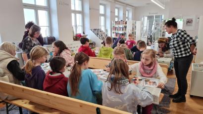 Bild: Petra Danzer/exb
Monika Landgraf (stehend links) und Andrea Hausner (stehend rechts) haben ebenso viel Spaß bei der Malaktion wie die Kinder.