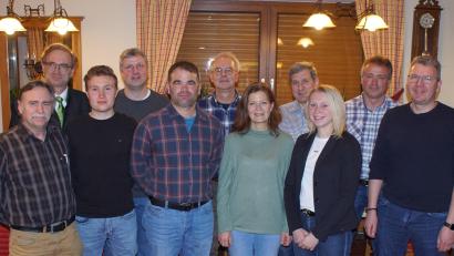 Bild: Pfistermeister/exb
Die Schönseer CSU wird weiter von Michael Pfistermeister (Fünfter von links) geführt. CSU-Kreisvorsitzenden MdL Alexander Flierl (Zweiter von links) sprach über die Landespolitik.