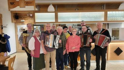 Bild: jzk
Für schöne Musik beim Wirtshaussingen sorgten Heinz Schmidt, Monika Fink, Manfred Götz (neu), Bernhard Bienert, Werner Matt, Inge Dötsch, Herbert Diesner, Sieglinde Wick, Roland Küfner, Oswald Kopp und Rudolf Fink (von links).