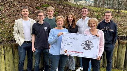 Bild: Hartmut Ordnung/exb
Die Leos mit (hinten, von links) Präsident Maximilian Märtin, Moritz Märtin, Michael Ivey-Frank, Elisabeth Märtin, Sekretär Kevin Hälsig und
Bastian Münchmeier überreichen einen symbolischen Scheck über 5000 Euro an
Petra Troppmann und Jutta Harbig von der Kinderkrebshilfe Oberpfalz Nord.