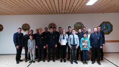 Bild: Katharina Biehler/exb
Die Feuerwehr Pursruck ehrt einige langjährige Mitglieder (von links): Vorsitzender Erich Deichl, Stefan Lorenz, Luis Lindenthal, Werner Gottschalk, Volker Rothmann, Martin Heldmann, Christian Lindenthal, Wolfgang Schadl, Martin Fischer, Martin Heinrich, Simone Heldmann, Kreisbrandmeister Dominik Ernst, Simon Fruth, Kreisbrandmeister Alexander Zeitler, Jakob Rumpler, Bürgermeister Alwin Märkl, Norbert Probst, Kommandant Günther Rumpler und Reinhard Biehler.