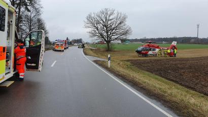Bild: Hösamer
Nach einem Unfall nahe Freihöls musste eine Frau mit schweren Verletzungen mit dem Rettungshubschrauber in eine Klinik geflogen werden.